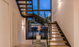 Se vende villa moderna, lista para entrar a vivir, en primera línea de golf con impresionantes vistas al mar en Marbella Este 44999 