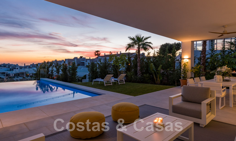 Se vende villa moderna, lista para entrar a vivir, en primera línea de golf con impresionantes vistas al mar en Marbella Este 45001