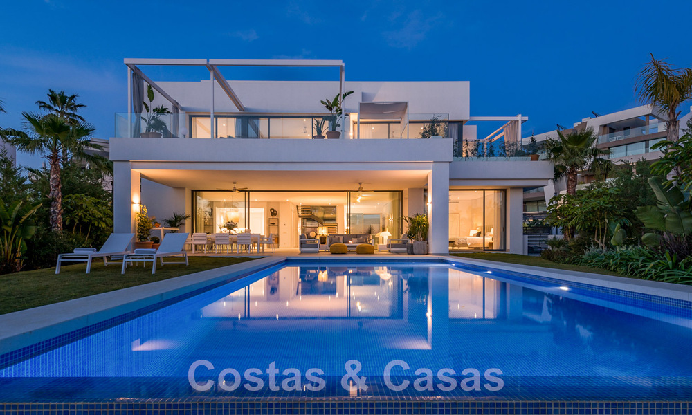 Se vende villa moderna, lista para entrar a vivir, en primera línea de golf con impresionantes vistas al mar en Marbella Este 45002