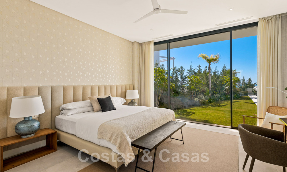 Se vende villa moderna, lista para entrar a vivir, en primera línea de golf con impresionantes vistas al mar en Marbella Este 45004