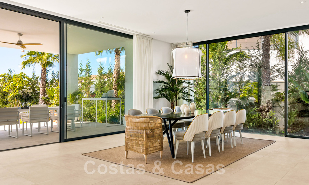 Se vende villa moderna, lista para entrar a vivir, en primera línea de golf con impresionantes vistas al mar en Marbella Este 45006