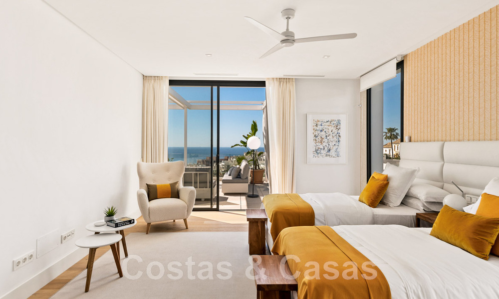 Se vende villa moderna, lista para entrar a vivir, en primera línea de golf con impresionantes vistas al mar en Marbella Este 45007
