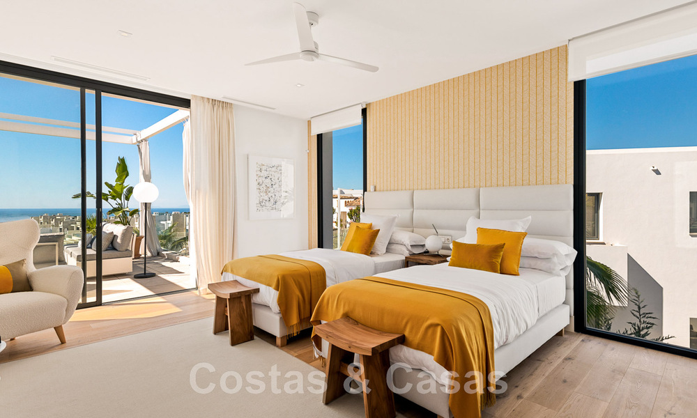 Se vende villa moderna, lista para entrar a vivir, en primera línea de golf con impresionantes vistas al mar en Marbella Este 45008