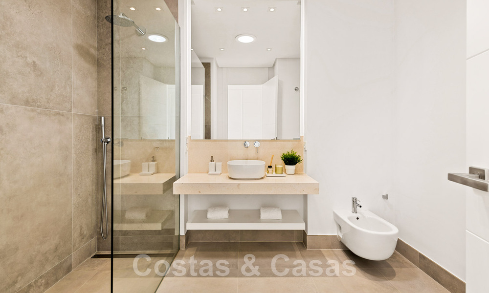 Se vende villa moderna, lista para entrar a vivir, en primera línea de golf con impresionantes vistas al mar en Marbella Este 45011