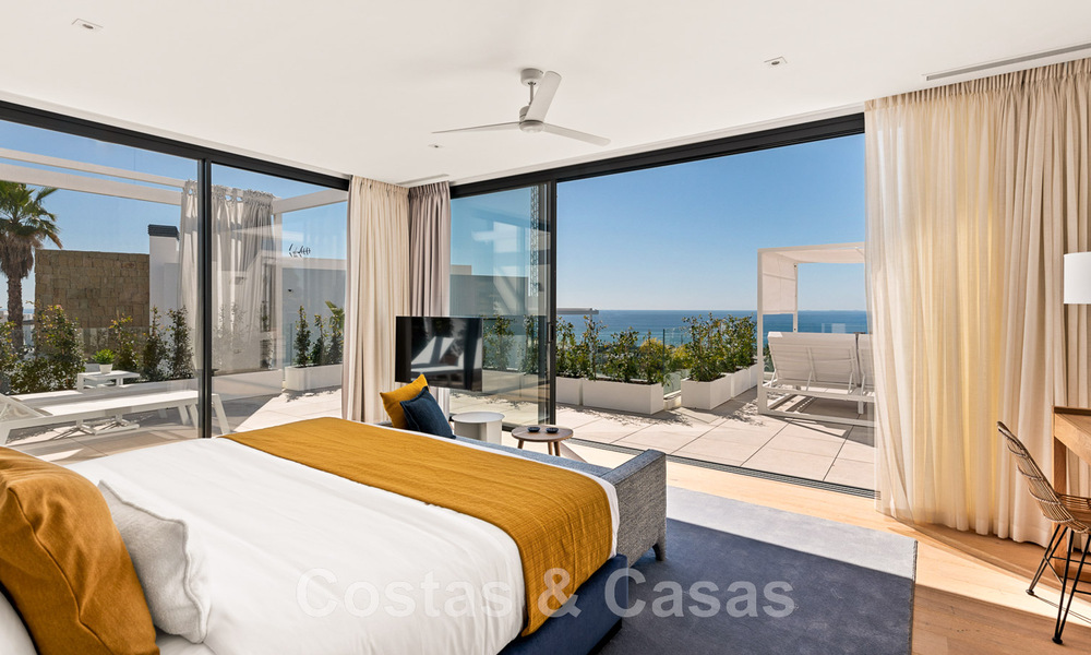Se vende villa moderna, lista para entrar a vivir, en primera línea de golf con impresionantes vistas al mar en Marbella Este 45012