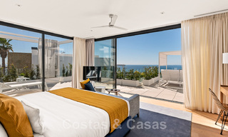Se vende villa moderna, lista para entrar a vivir, en primera línea de golf con impresionantes vistas al mar en Marbella Este 45012 