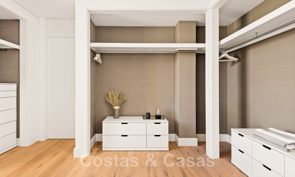 Se vende villa moderna, lista para entrar a vivir, en primera línea de golf con impresionantes vistas al mar en Marbella Este 45013