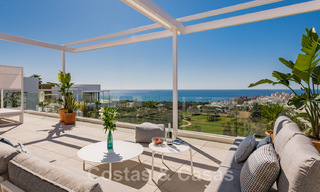 Se vende villa moderna, lista para entrar a vivir, en primera línea de golf con impresionantes vistas al mar en Marbella Este 45017 