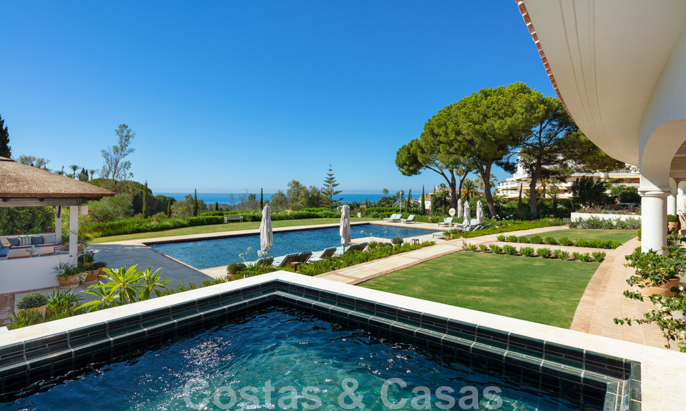 Se vende magistral villa de diseño en una de las zonas más deseadas de la Milla de Oro de Marbella con vistas al mar 45956
