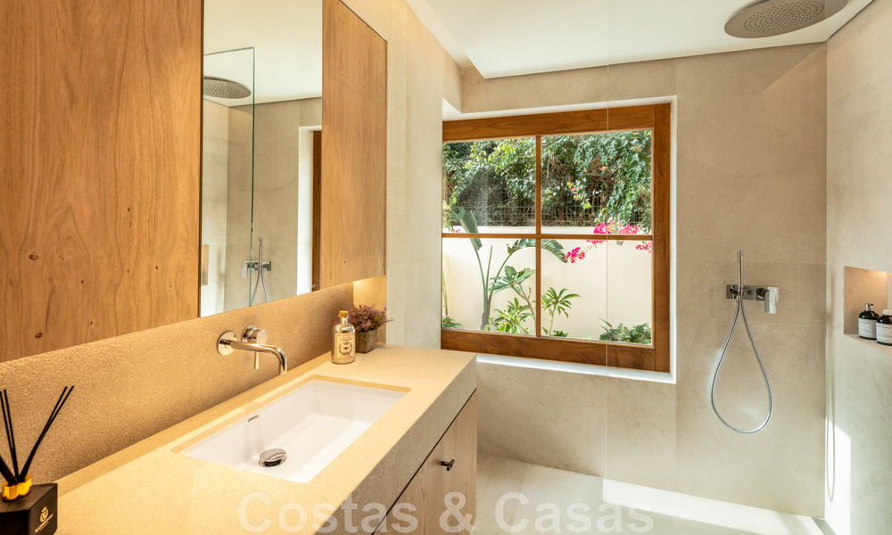 Villa andaluza modernista en venta con vistas panorámicas, cerca de la playa, en la Milla de Oro de Marbella 44895