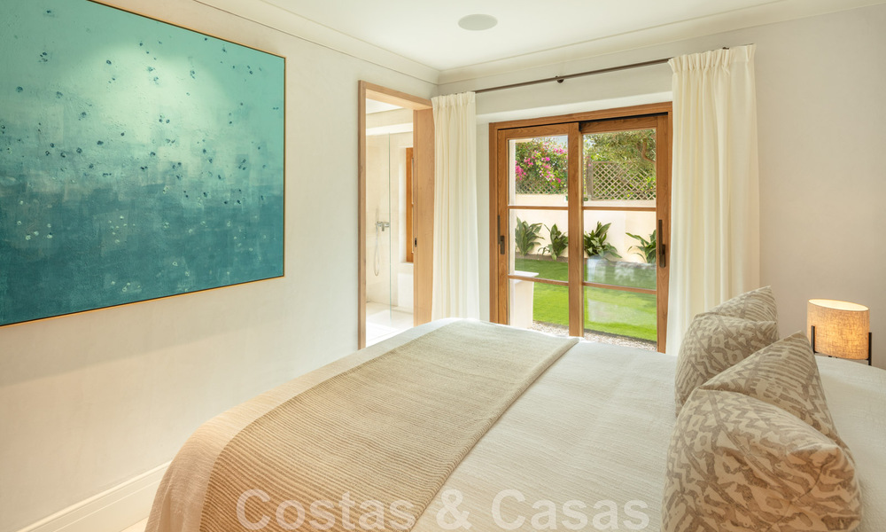 Villa andaluza modernista en venta con vistas panorámicas, cerca de la playa, en la Milla de Oro de Marbella 44900