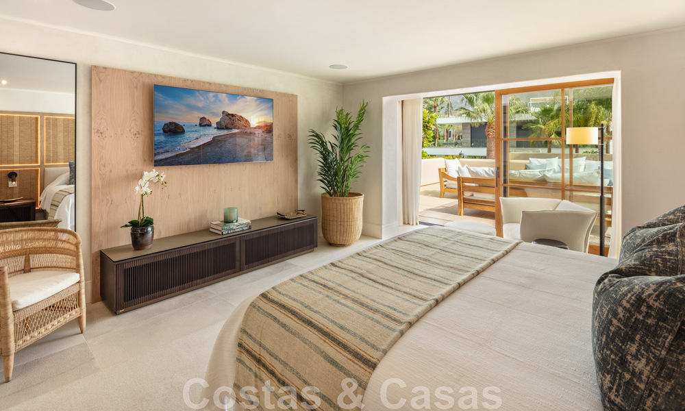 Villa andaluza modernista en venta con vistas panorámicas, cerca de la playa, en la Milla de Oro de Marbella 44906