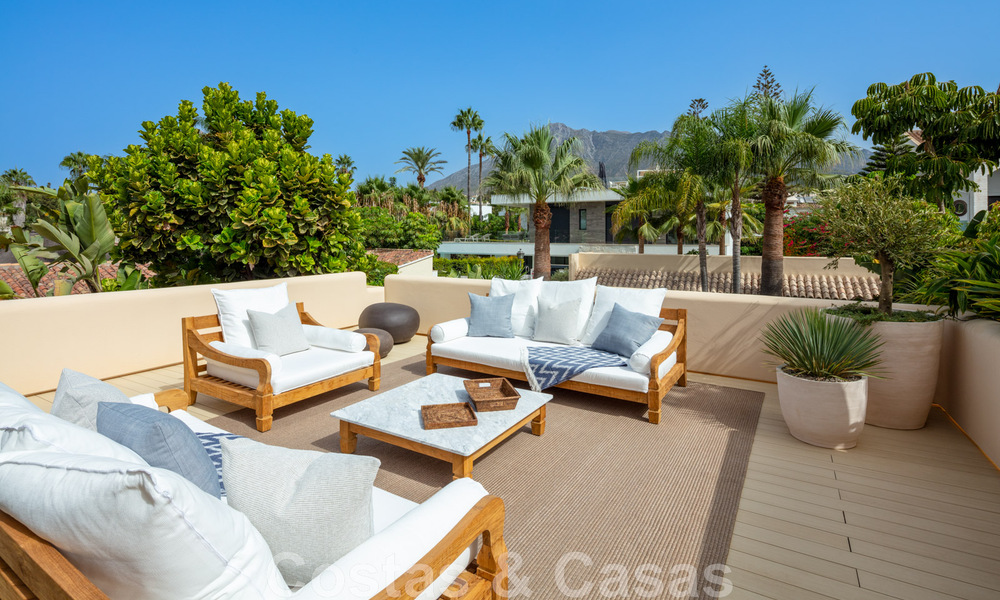 Villa andaluza modernista en venta con vistas panorámicas, cerca de la playa, en la Milla de Oro de Marbella 44909
