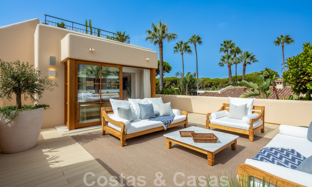 Villa andaluza modernista en venta con vistas panorámicas, cerca de la playa, en la Milla de Oro de Marbella 44910