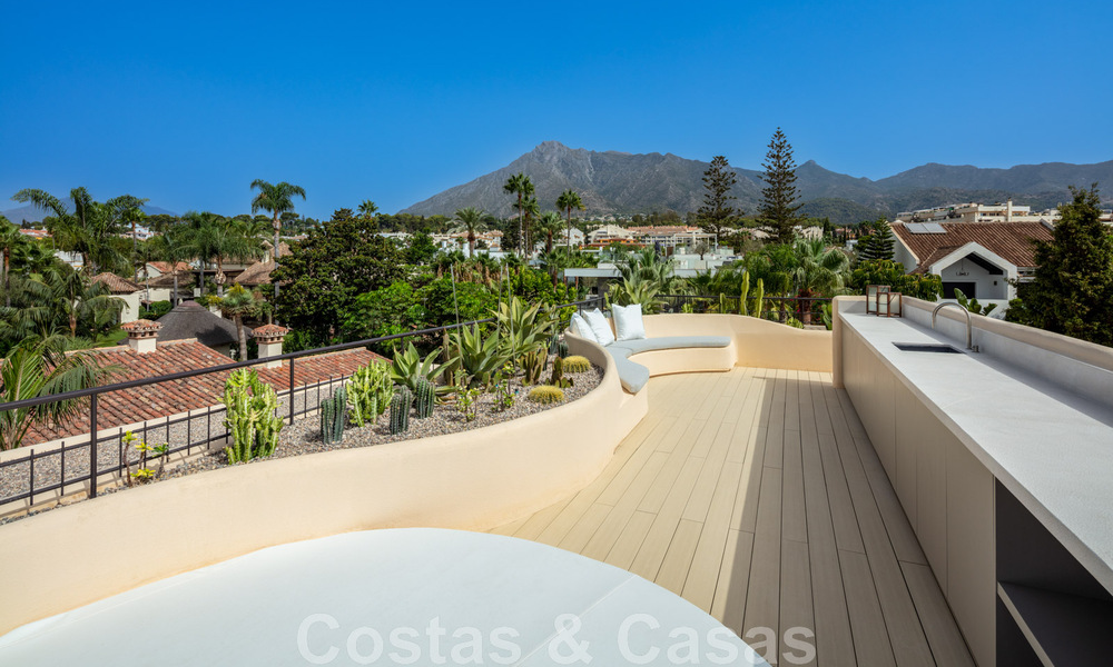 Villa andaluza modernista en venta con vistas panorámicas, cerca de la playa, en la Milla de Oro de Marbella 44912
