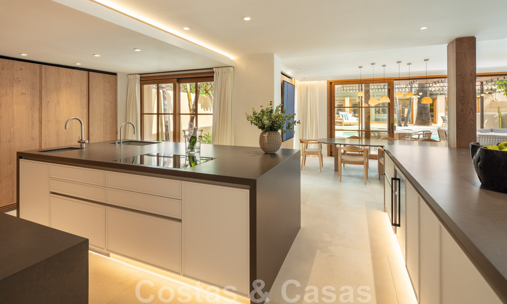 Villa andaluza modernista en venta con vistas panorámicas, cerca de la playa, en la Milla de Oro de Marbella 44913