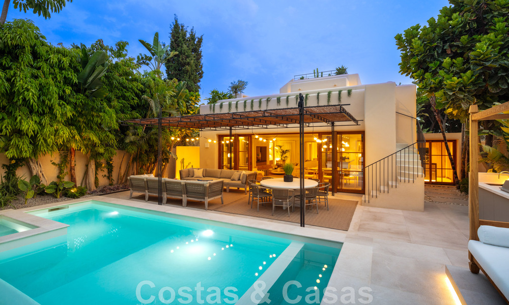 Villa andaluza modernista en venta con vistas panorámicas, cerca de la playa, en la Milla de Oro de Marbella 44928
