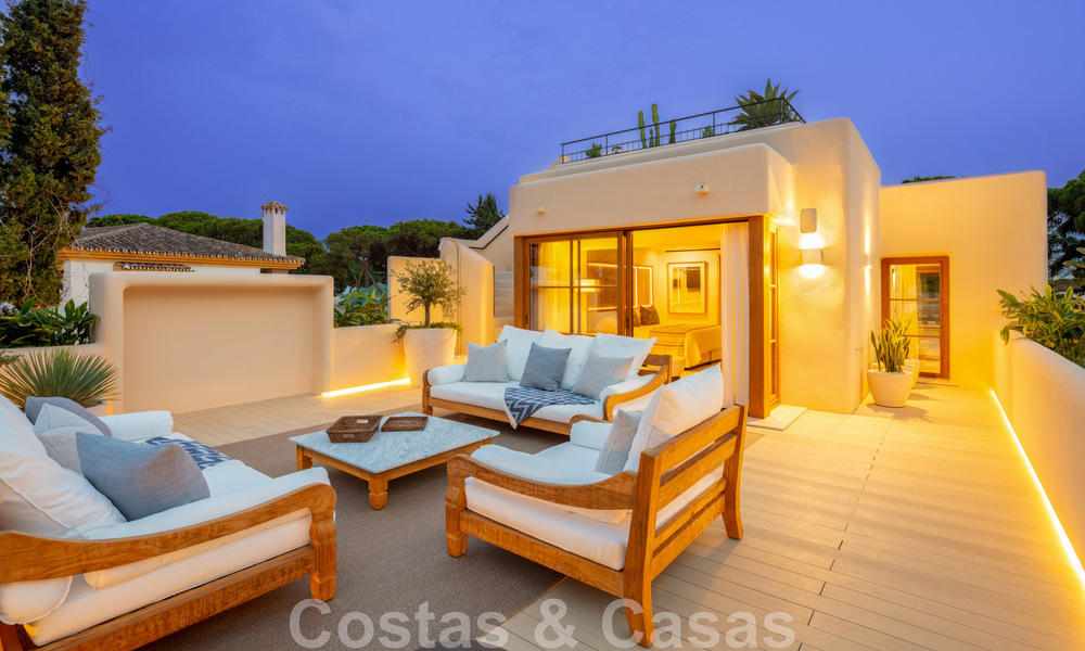 Villa andaluza modernista en venta con vistas panorámicas, cerca de la playa, en la Milla de Oro de Marbella 44930
