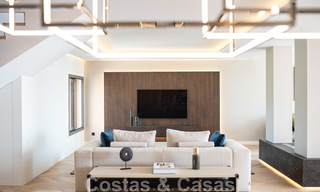 Moderno ático dúplex reformado, con vistas panorámicas al mar en un complejo con seguridad 24h en Nueva Andalucía, Marbella 45354 