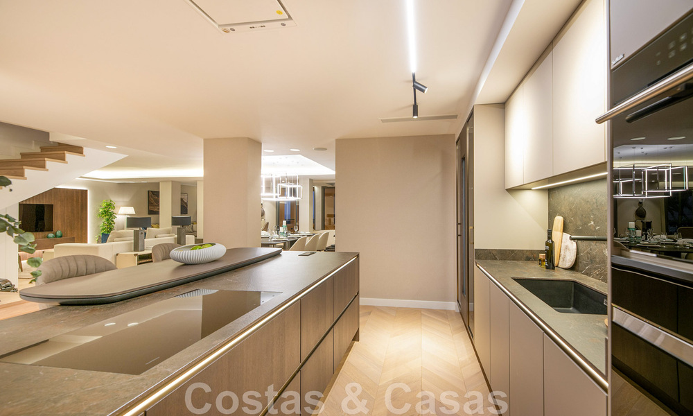 Moderno ático dúplex reformado, con vistas panorámicas al mar en un complejo con seguridad 24h en Nueva Andalucía, Marbella 45368