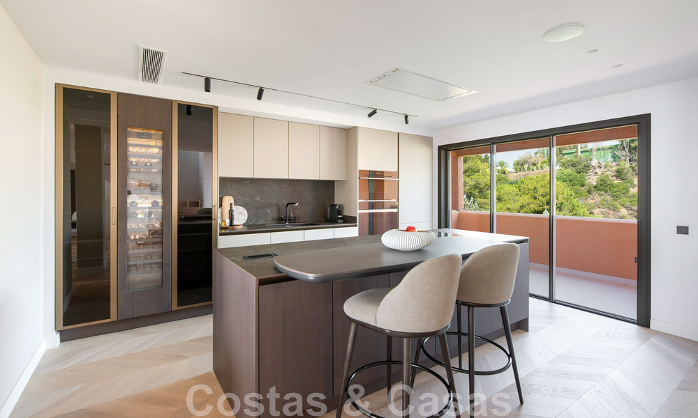 Moderno ático dúplex reformado, con vistas panorámicas al mar en un complejo con seguridad 24h en Nueva Andalucía, Marbella 45371