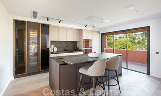 Moderno ático dúplex reformado, con vistas panorámicas al mar en un complejo con seguridad 24h en Nueva Andalucía, Marbella 45371 