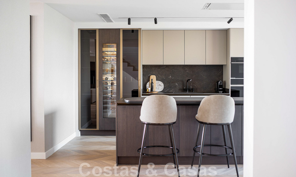 Moderno ático dúplex reformado, con vistas panorámicas al mar en un complejo con seguridad 24h en Nueva Andalucía, Marbella 45372