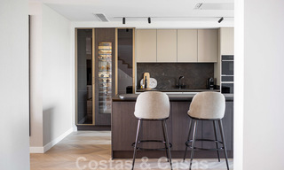 Moderno ático dúplex reformado, con vistas panorámicas al mar en un complejo con seguridad 24h en Nueva Andalucía, Marbella 45372 