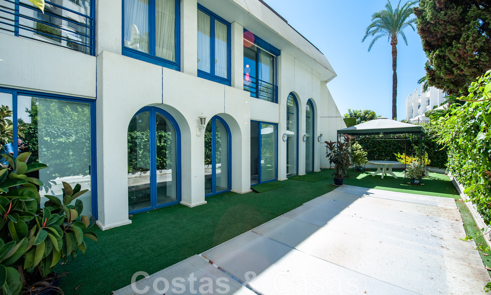 Amplio apartamento en venta con terraza y piscina privada, en segunda línea de playa en el centro de Marbella 44932