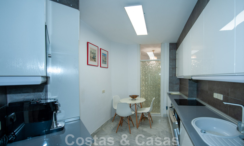 Amplio apartamento en venta con terraza y piscina privada, en segunda línea de playa en el centro de Marbella 44934