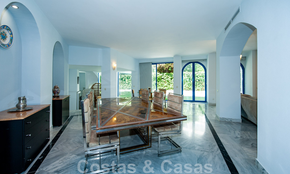 Amplio apartamento en venta con terraza y piscina privada, en segunda línea de playa en el centro de Marbella 44935