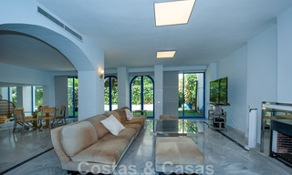Amplio apartamento en venta con terraza y piscina privada, en segunda línea de playa en el centro de Marbella 44936 