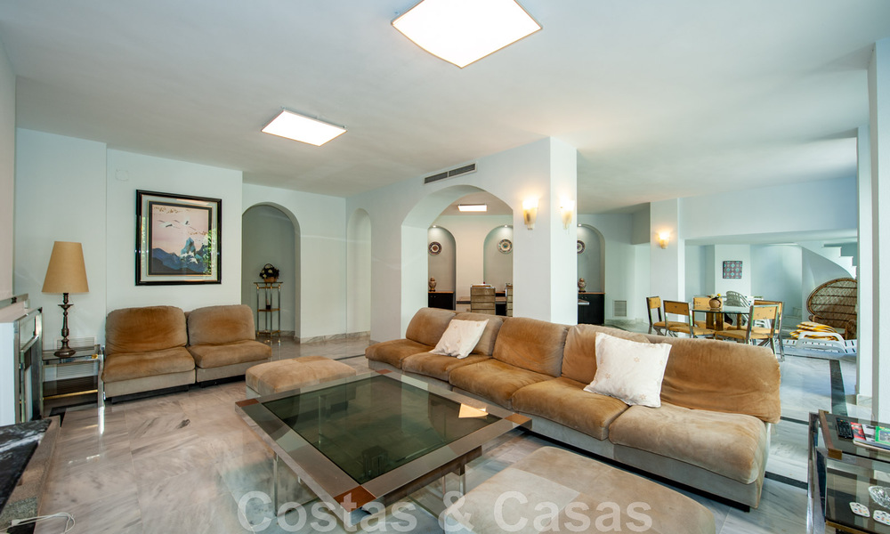 Amplio apartamento en venta con terraza y piscina privada, en segunda línea de playa en el centro de Marbella 44937