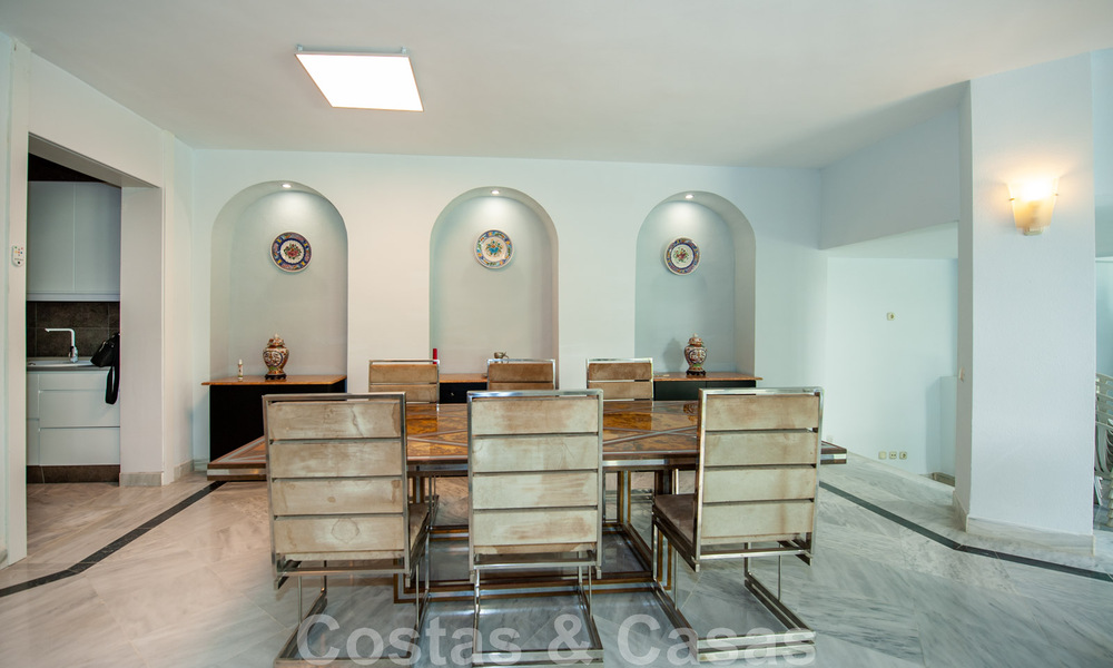 Amplio apartamento en venta con terraza y piscina privada, en segunda línea de playa en el centro de Marbella 44938