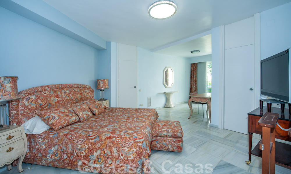 Amplio apartamento en venta con terraza y piscina privada, en segunda línea de playa en el centro de Marbella 44940