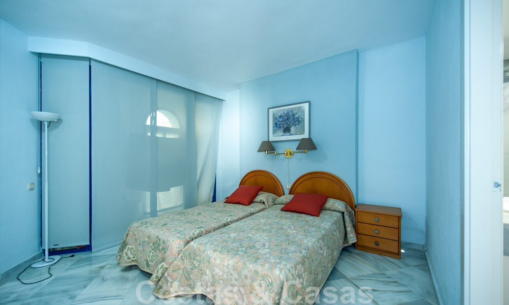 Amplio apartamento en venta con terraza y piscina privada, en segunda línea de playa en el centro de Marbella 44942