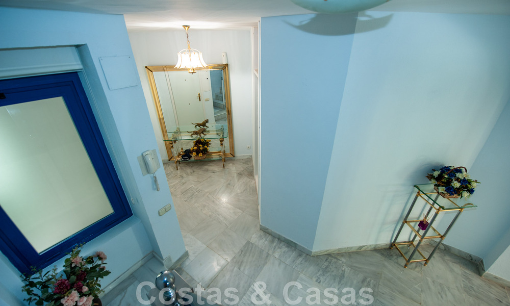 Amplio apartamento en venta con terraza y piscina privada, en segunda línea de playa en el centro de Marbella 44943