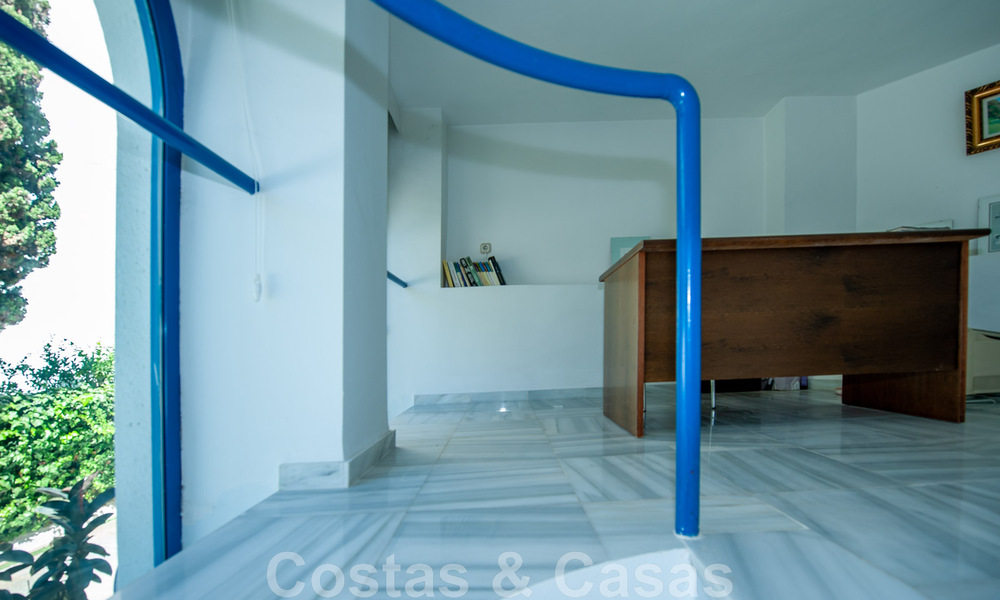 Amplio apartamento en venta con terraza y piscina privada, en segunda línea de playa en el centro de Marbella 44944