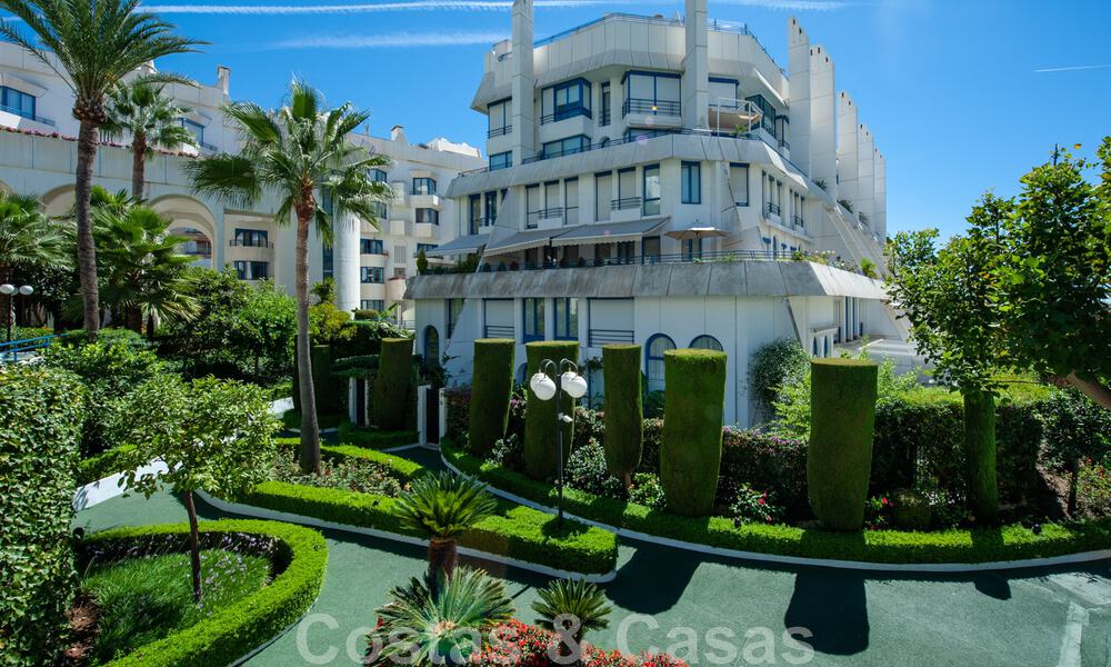 Amplio apartamento en venta con terraza y piscina privada, en segunda línea de playa en el centro de Marbella 44946