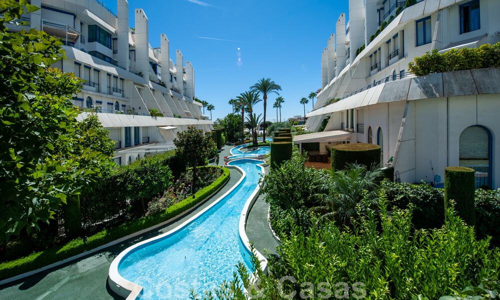 Amplio apartamento en venta con terraza y piscina privada, en segunda línea de playa en el centro de Marbella 44947