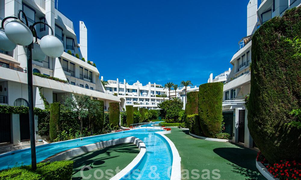 Amplio apartamento en venta con terraza y piscina privada, en segunda línea de playa en el centro de Marbella 44951