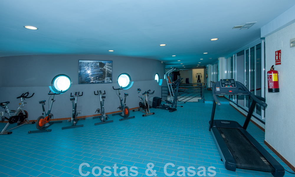 Amplio apartamento en venta con terraza y piscina privada, en segunda línea de playa en el centro de Marbella 44952