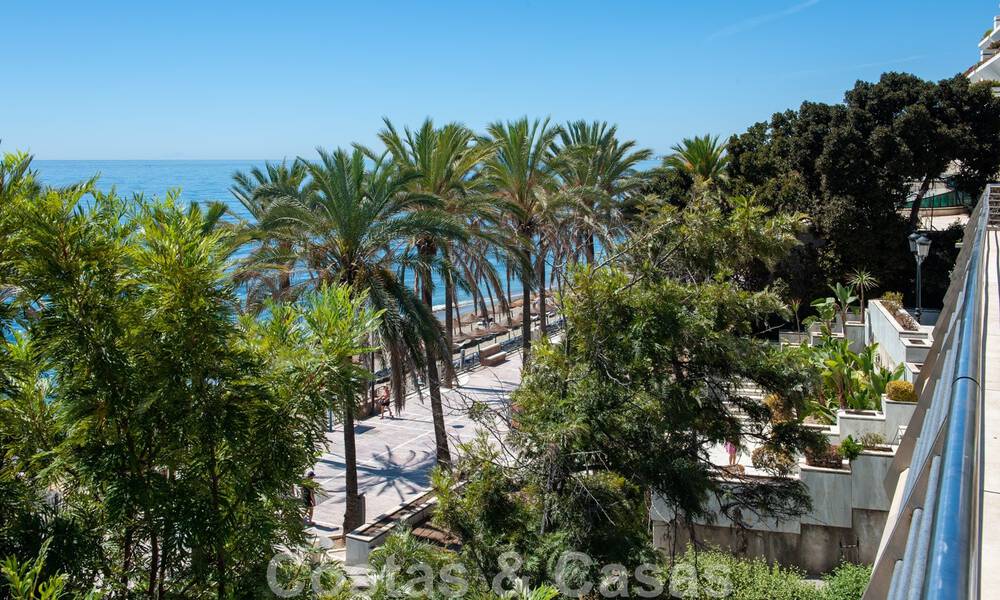 Amplio apartamento en venta con terraza y piscina privada, en segunda línea de playa en el centro de Marbella 44956