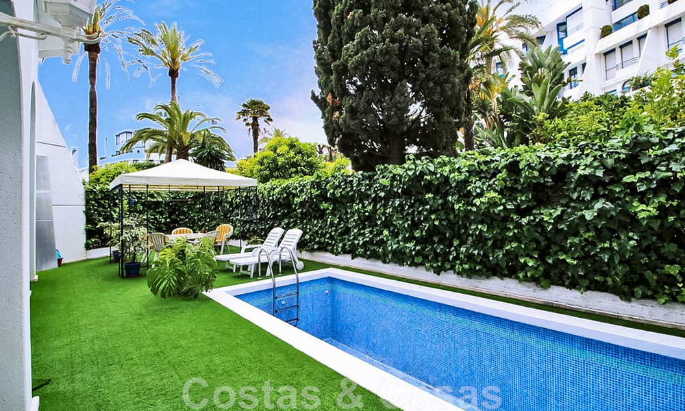 Amplio apartamento en venta con terraza y piscina privada, en segunda línea de playa en el centro de Marbella 44958
