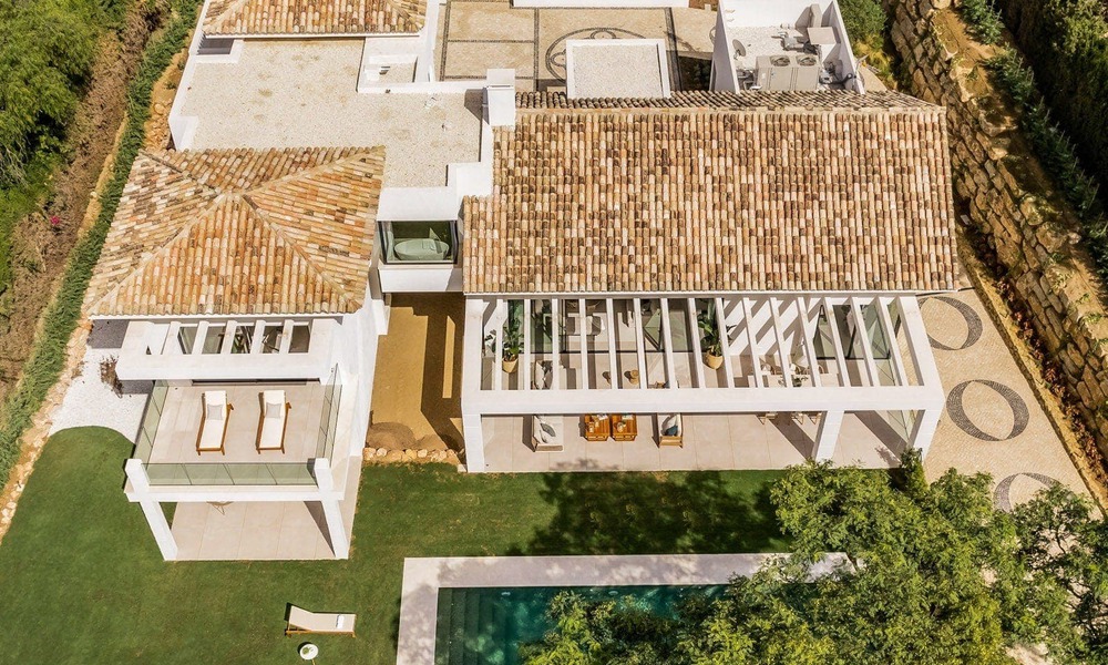 Villa de diseño español en venta, a pasos del campo de golf en Marbella - Benahavis 45472