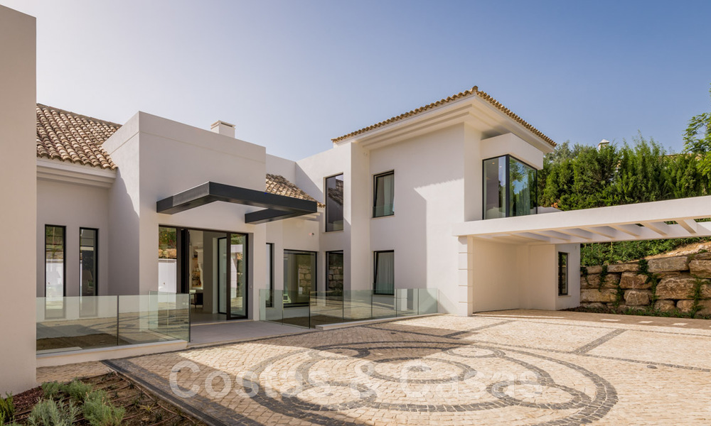 Villa de diseño español en venta, a pasos del campo de golf en Marbella - Benahavis 45497