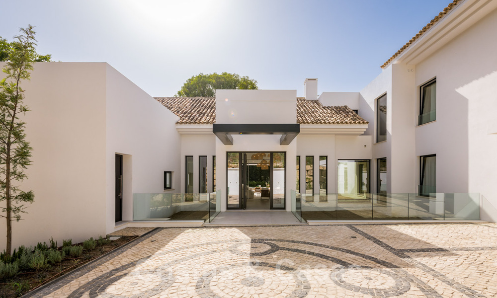Villa de diseño español en venta, a pasos del campo de golf en Marbella - Benahavis 45498