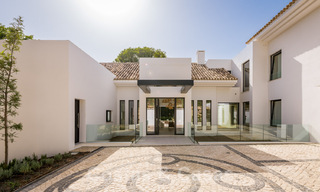 Villa de diseño español en venta, a pasos del campo de golf en Marbella - Benahavis 45498 