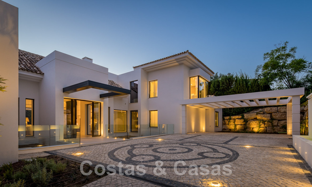 Villa de diseño español en venta, a pasos del campo de golf en Marbella - Benahavis 45506