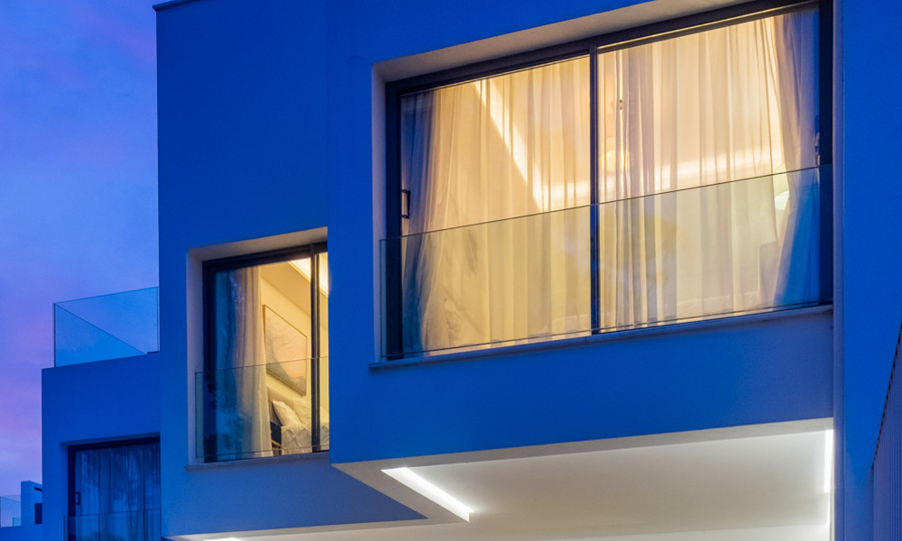 Se vende villa adosada, lista para entrar a vivir, con vistas al mar, en primera línea de playa, a pocos minutos a pie de Estepona centro 45379